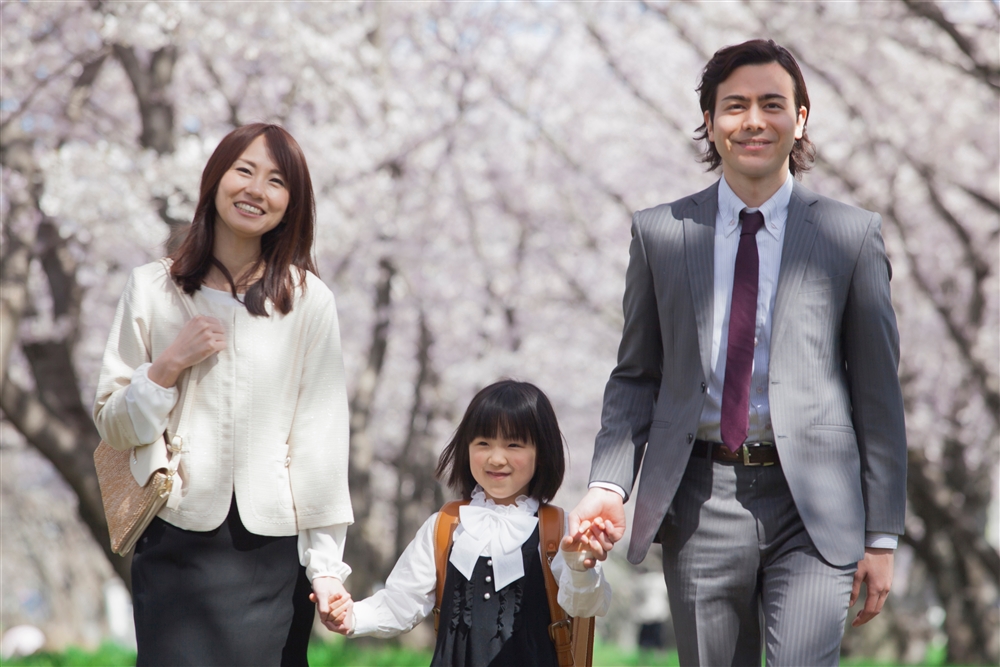 父親（パパ）は入園式・入学式にスーツ以外でも良い？基本マナーや相応しいコーデを解説